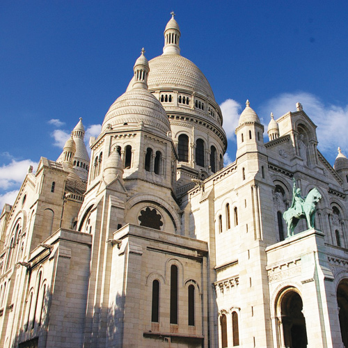 Photo of the sacred heart basilica in the Montmartre district of Paris