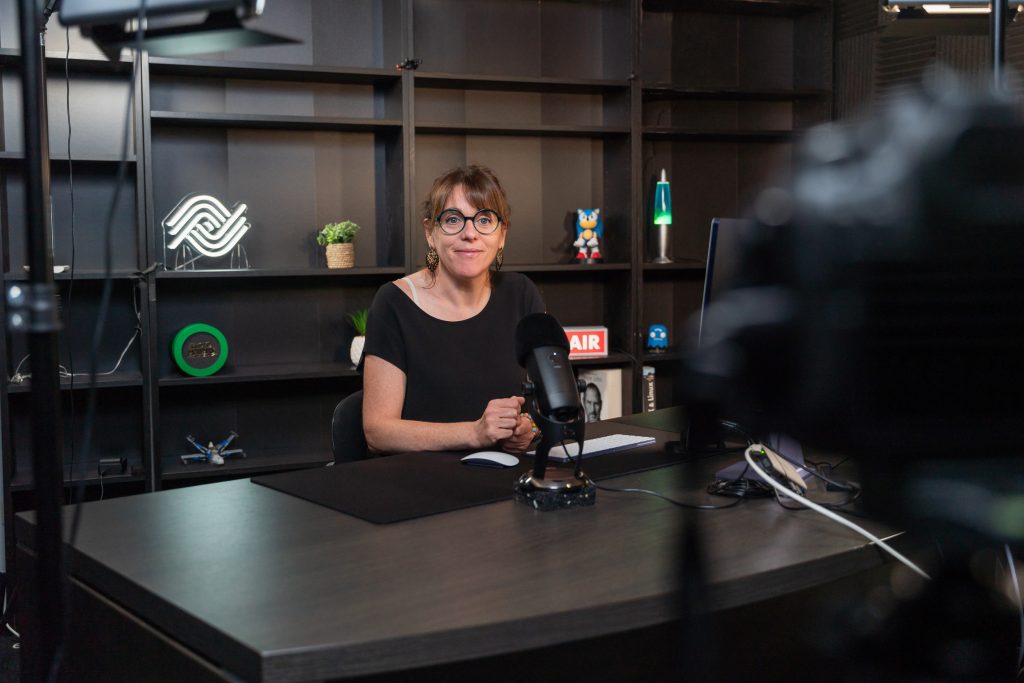 A trainer in the Ephoto Academy recording studio in front of her camera. She presents the new features.