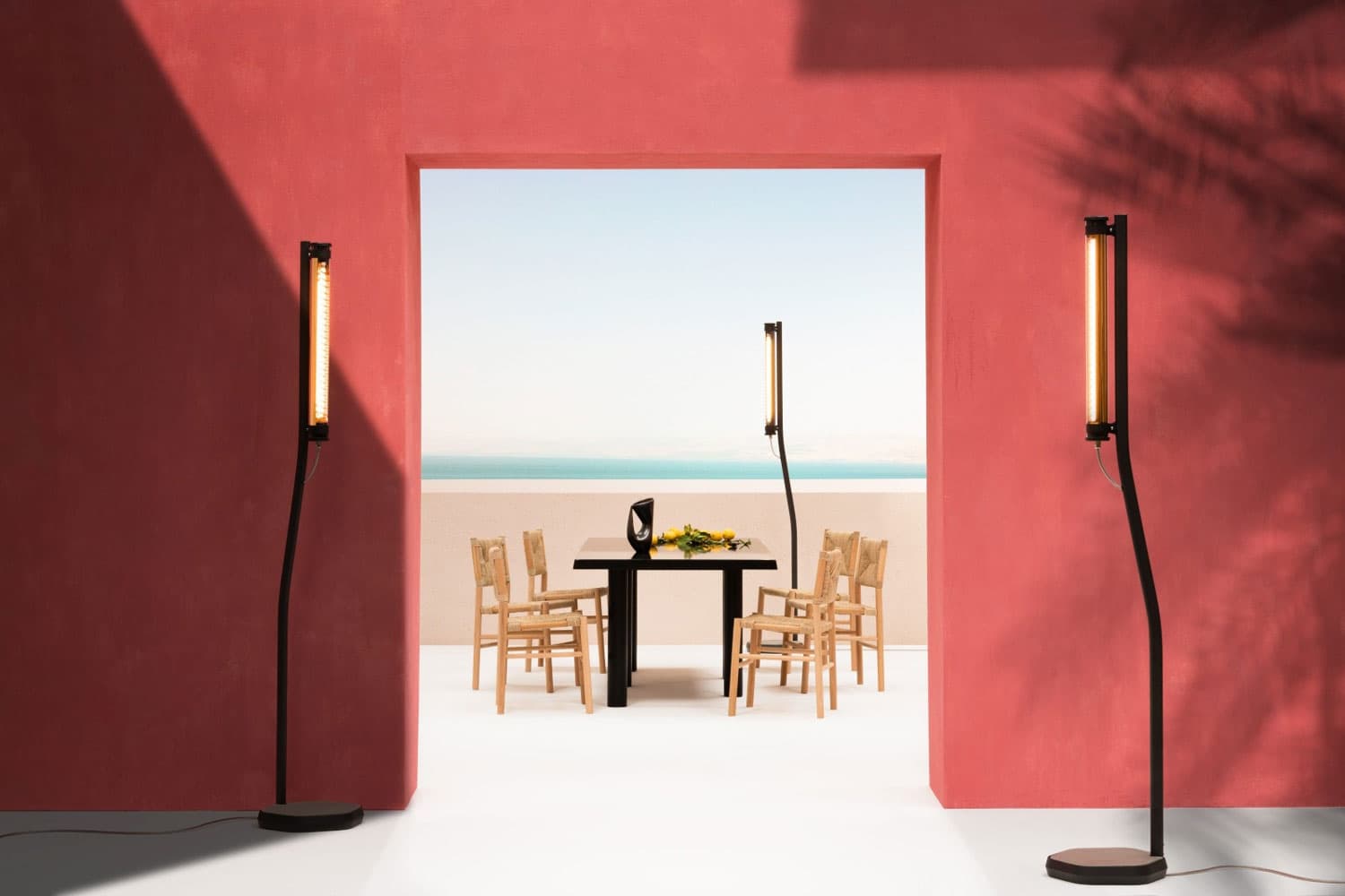 Terrace with a table and 6 chairs by the sea, with 3 Sammode brand lights
