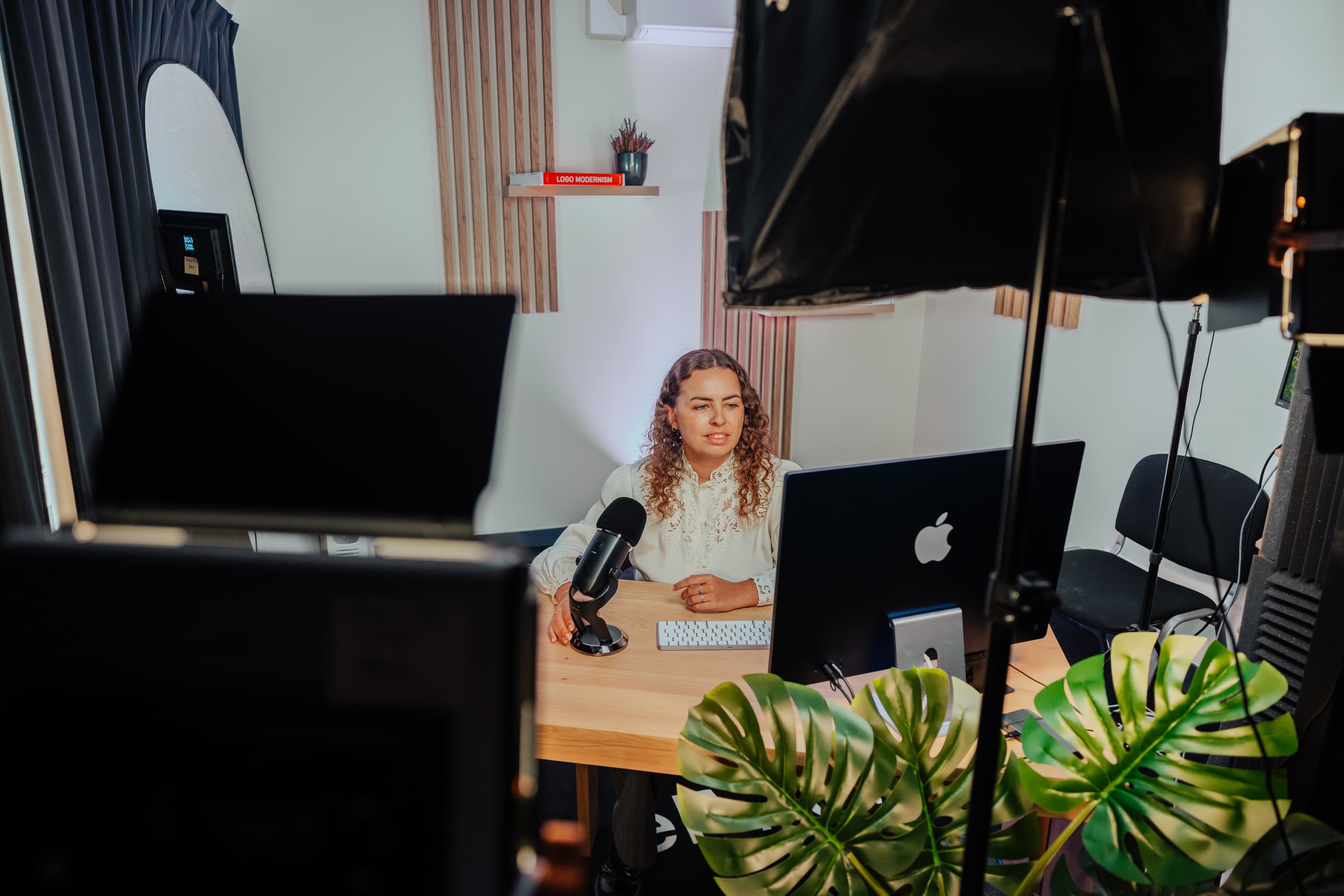 Professional video shooting studio, dedicated to personalised training to master the Ephoto Dam photo library software.